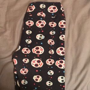 Lularoe Skull leggings.